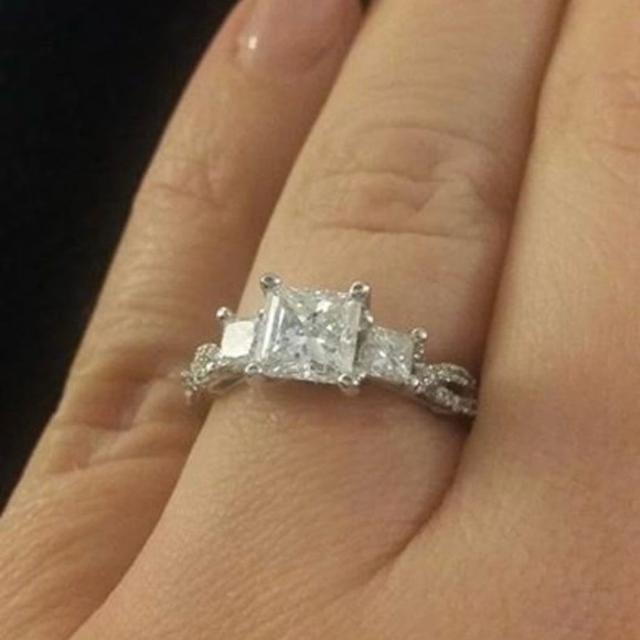 VERRAGIO Engagement Ring Princess cut 3 stone size 6.5. 6,500 for the ring. - Picture 13 of 15